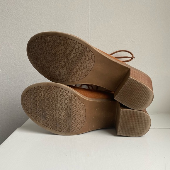 SO Furl Women’s size 6 1/2 block heel sandal - Picture 4 of 4